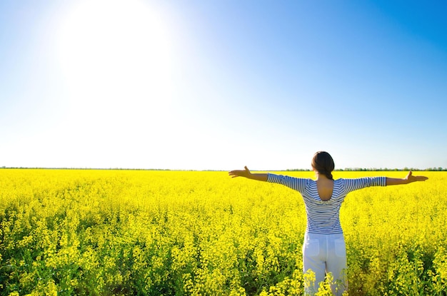 Photo woman in the field