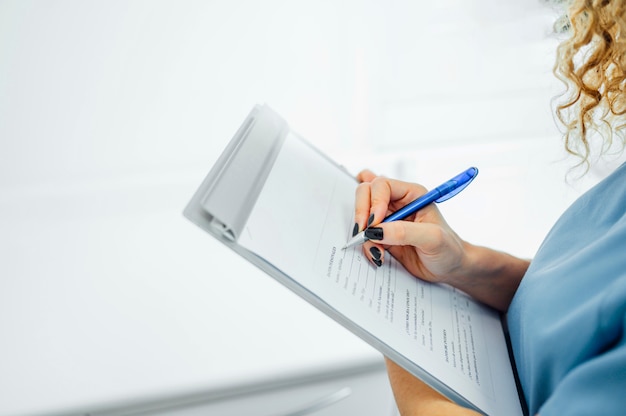 Photo woman filling a patient form