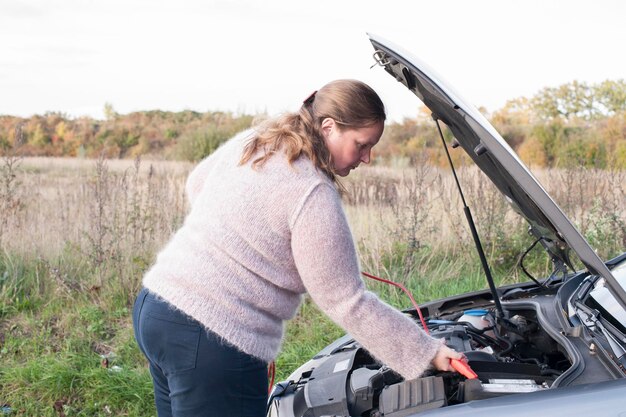 Photo woman fixing car