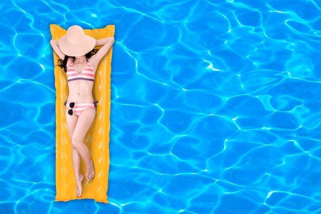 Photo woman floating on a pool mattress 1