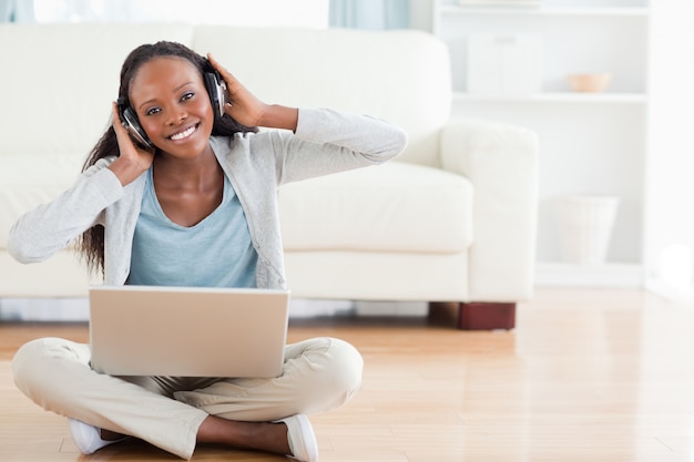 Donna sul pavimento che gode della musica