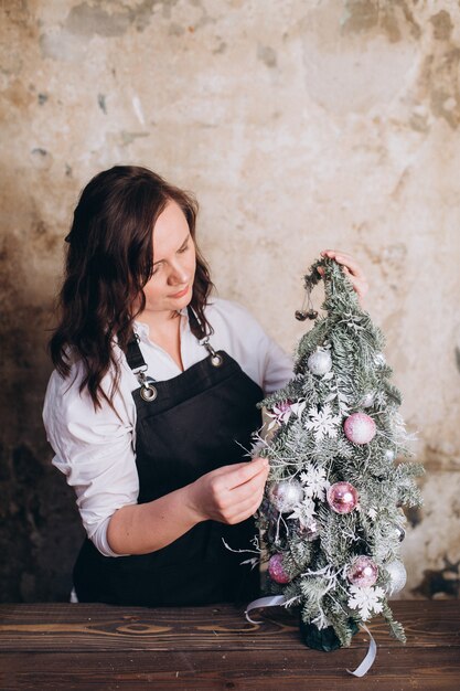 Photo woman florist do bouquet of flowers new year and christmas deciration