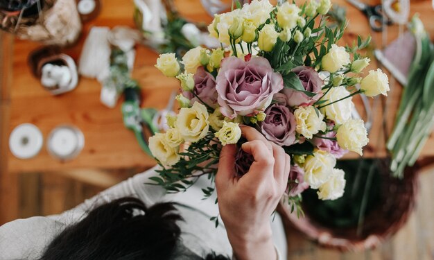 女性の花屋、花束を集める