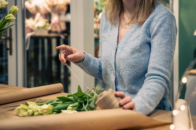 Fiorista donna fa un mazzo di tulipani