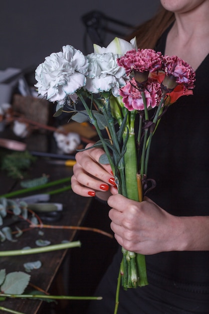 女性の花屋は花束を作る