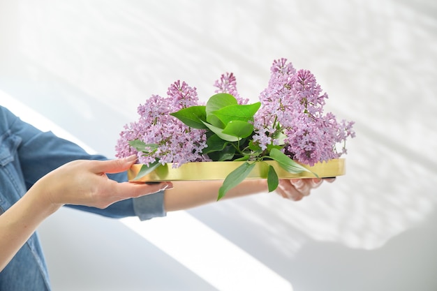 ライラックの花の装飾を持つ女性の花屋