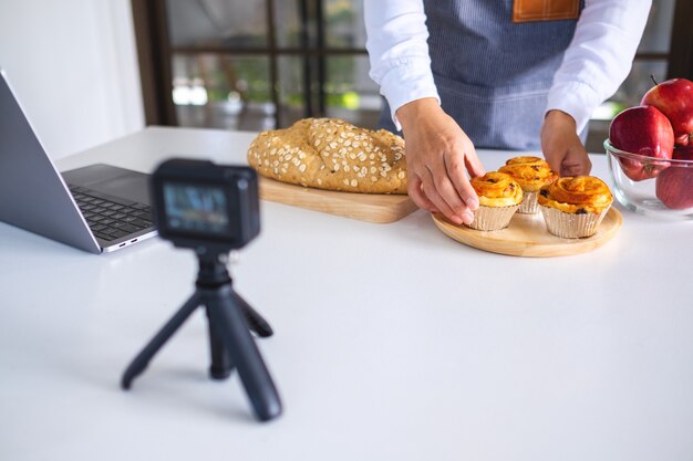 カメラでビデオを録画している女性の食品ブロガーまたはvlogger