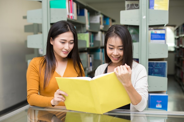 前景の女性が本を読んでいる