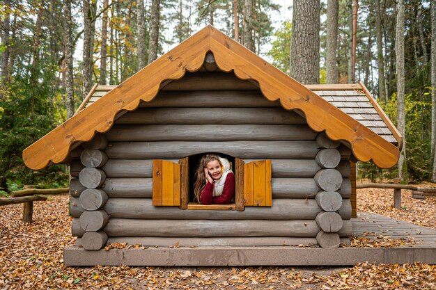 Photo woman in a forest