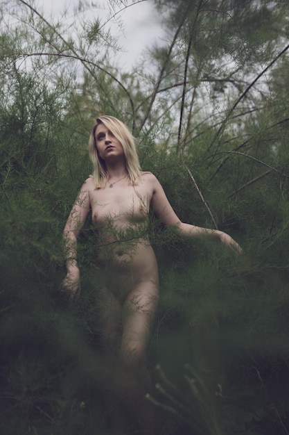 Photo woman in a forest