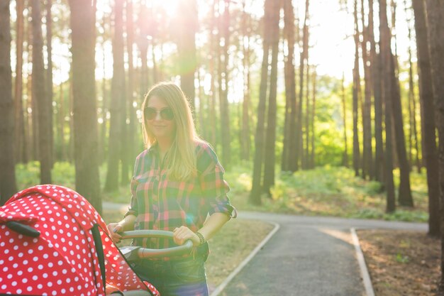 Photo woman in a forest