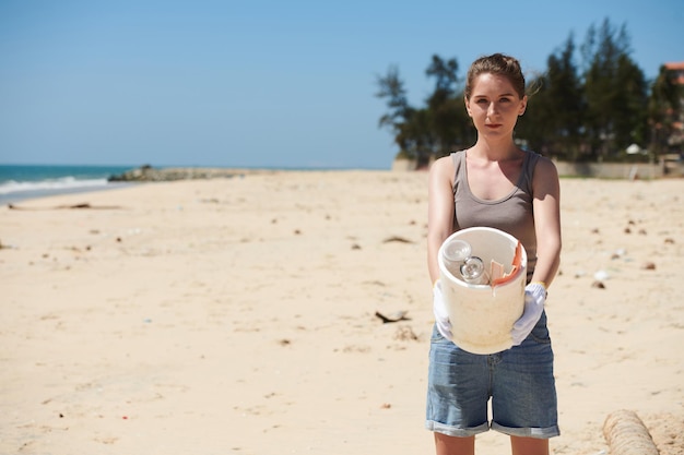 해변에서 쓰레기 발견한 여성