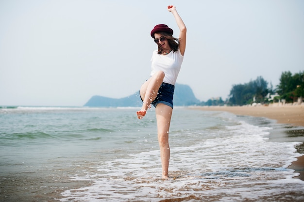 Concetto di felicità della spiaggia di libertà della donna