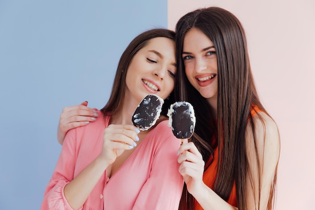 Amici della donna che mangiano insieme il gelato