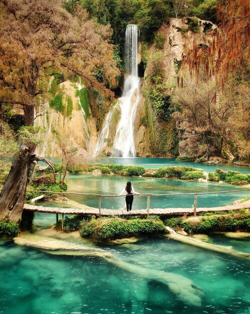 Foto donna davanti a una cascata in messico