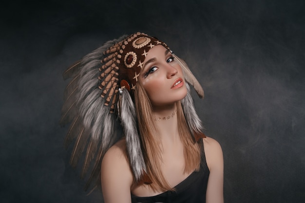 회색 배경에 아메리카 인디언의 복장에있는 여자