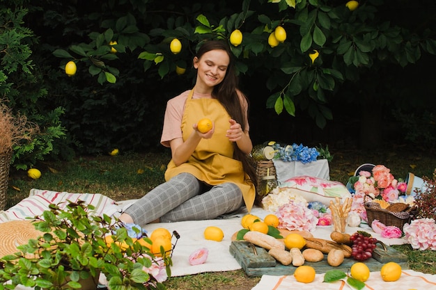 Donna in giardino durante un picnic