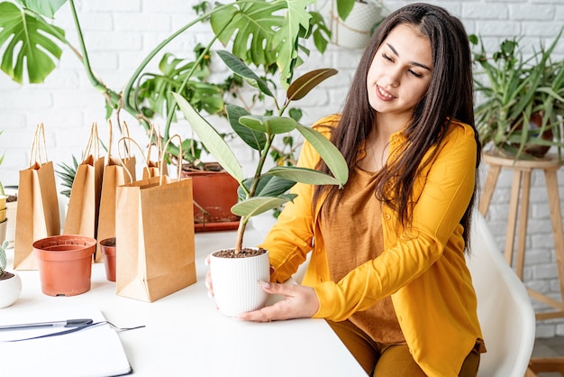 植物の世話をする女性の庭師