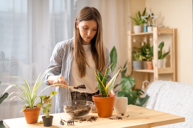 植物に水をまく女性の庭師