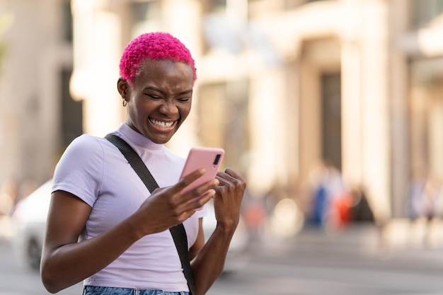 Vittoria del gesto della donna con la mano durante l'utilizzo del cellulare