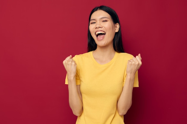 黄色のTシャツカジュアルウェアで両手で女性のジェスチャー変更されていないライフスタイル