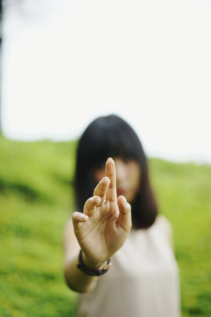 写真 フィールドでジェスチャーする女性