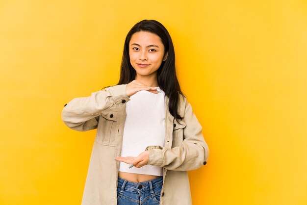 彼女の手で身振りで示す女性