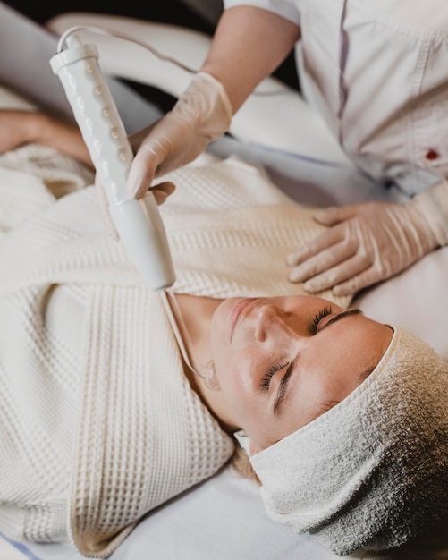 Photo woman getting a facial skin treatment