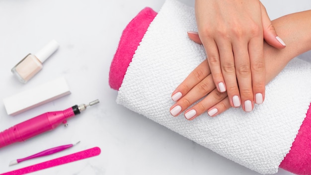 Photo woman getting her manicure done at the salon