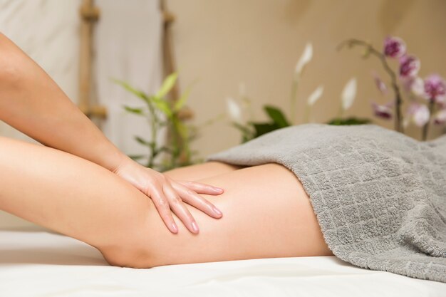 Photo woman getting leg massage in spa center