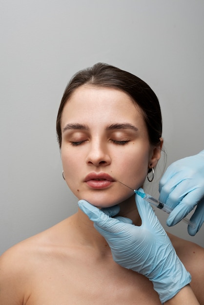 Photo woman getting lip fillers front view