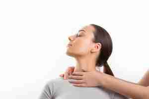 Photo a woman getting a neck massage in a white room