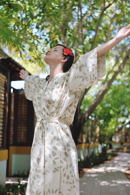 Фото Женщина проходит спа-процедуры на тропическом курорте