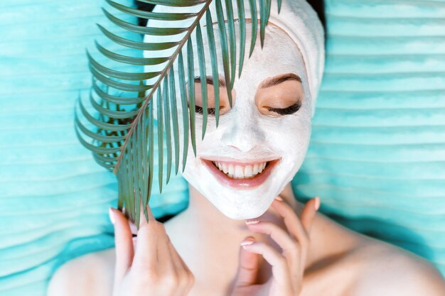 Photo woman getting spa treatment at beauty salon