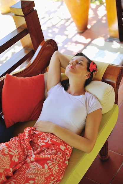 Photo woman getting spa treatment at tropical resort