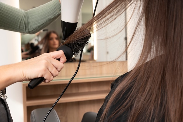 Photo woman getting treatment at hairdresser shop