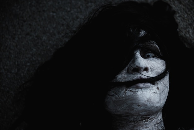 L'orrore fantasma della donna raccapricciante chiude il suo concetto di halloween del viso