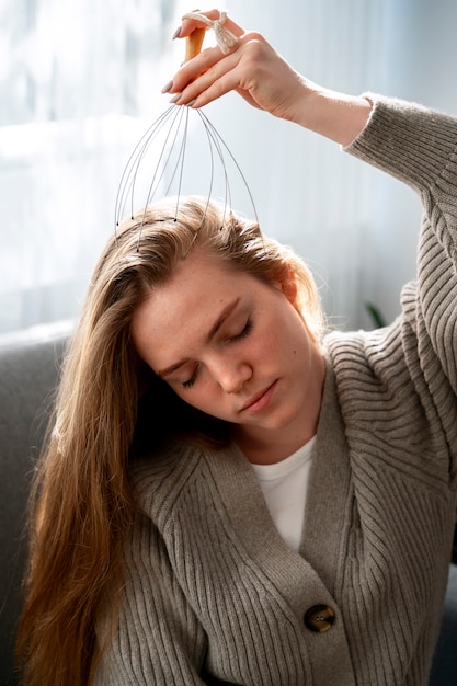 Photo woman giving herself scalp massage