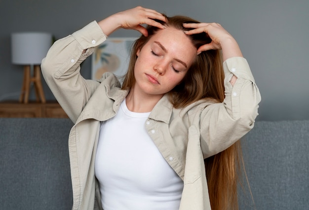 Photo woman giving herself scalp massage