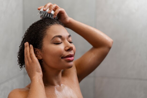 Photo woman giving herself  scalp massage