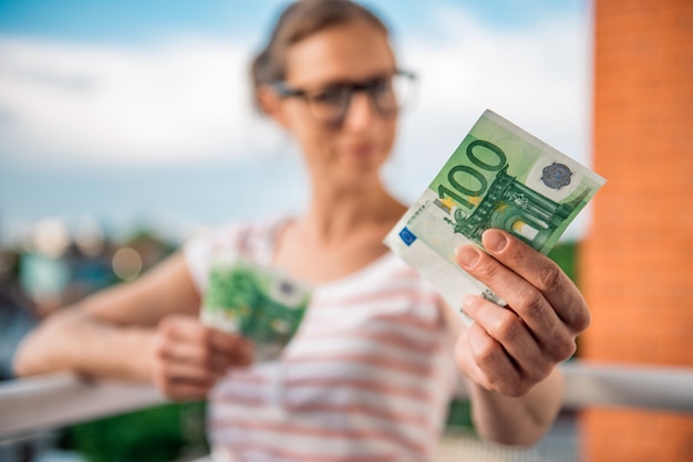 Photo woman giving money