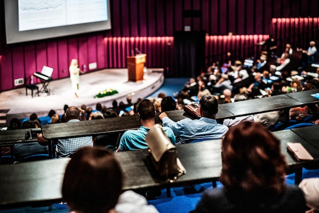 写真 ビジネス会議イベントでプレゼンテーションを行う女性