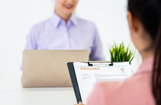 Photo woman giving resume to hr officer for job interview