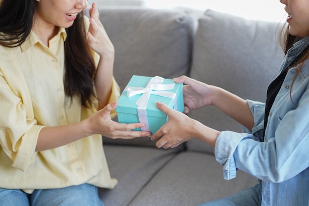 写真 お祝い、記念日、おめでとうへの贈り物やプレゼントを友人や妹に与える女性