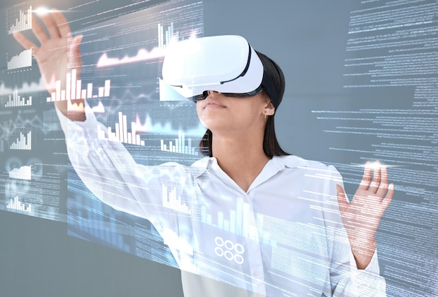 디지털 데이터 분석 메타버스 화면 또는 스튜디오 내 3D 홀로그램의 여성 안경 및 가상 현실 오버레이 회색 배경 VR 소프트웨어의 그래프 차트 또는 통계 전문가