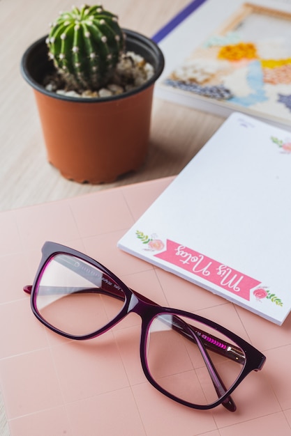 Photo woman glasses with planner and plant