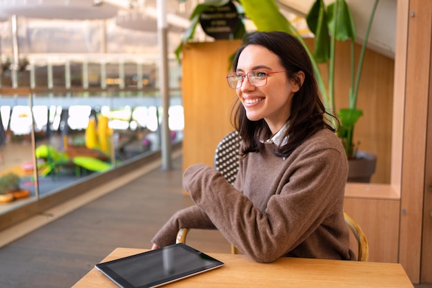 Photo woman in glasses with tablet computer