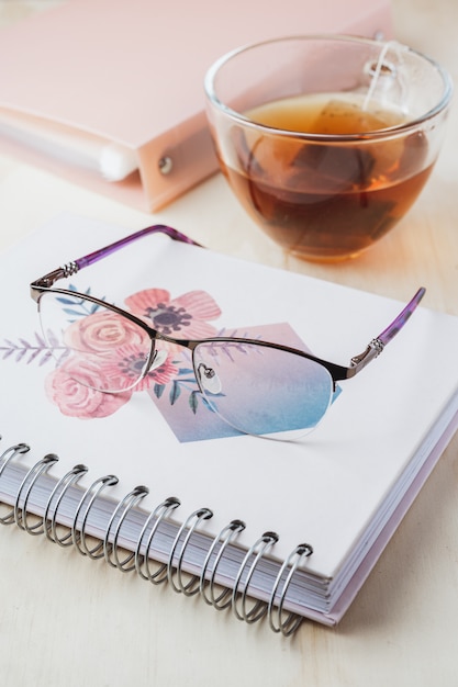 Photo woman glasses with tea and books