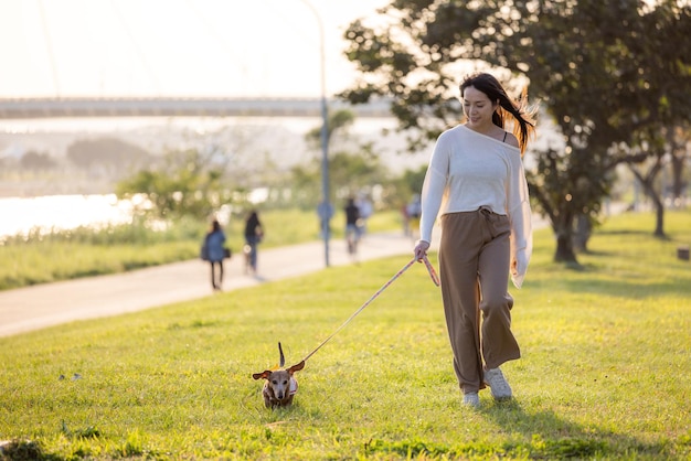 女性が犬と一緒に公園に行く