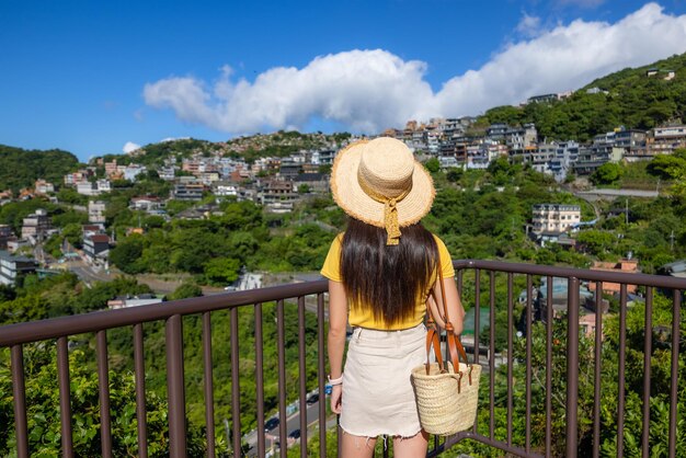 Photo woman go taiwan jiufen village on the mountain